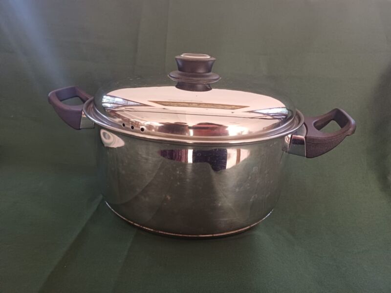 2 Pressure Cookers, 1 Rice Cooker, Assorted Pots & Water Bottles – Excellent Used Condition (Sihina Project)