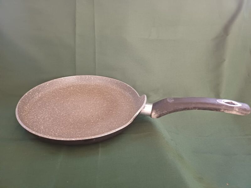 2 Pressure Cookers, 1 Rice Cooker, Assorted Pots & Water Bottles – Excellent Used Condition (Sihina Project)